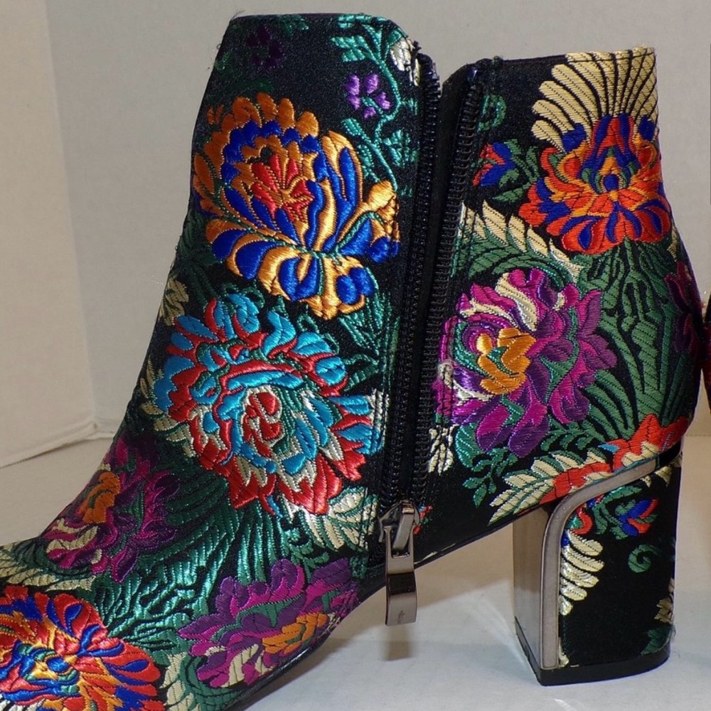 Women's J. Renee Tunatti  Bootie size 6 1/2 NEVER WORN!